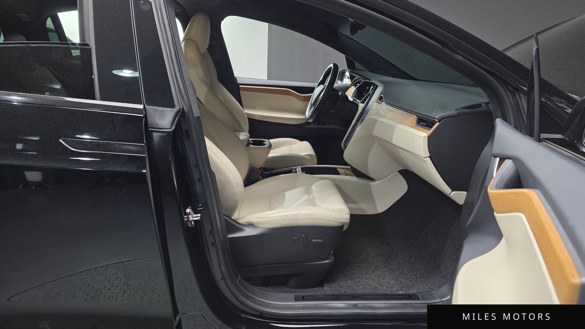 Tesla Model X 2020 — миниатюра 11