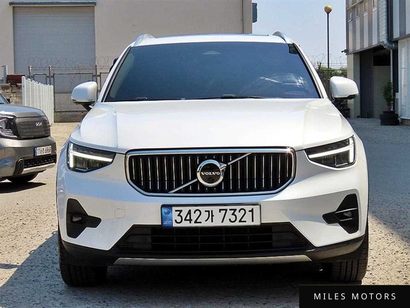 Volvo XC40 2023 — фото 1 из 12