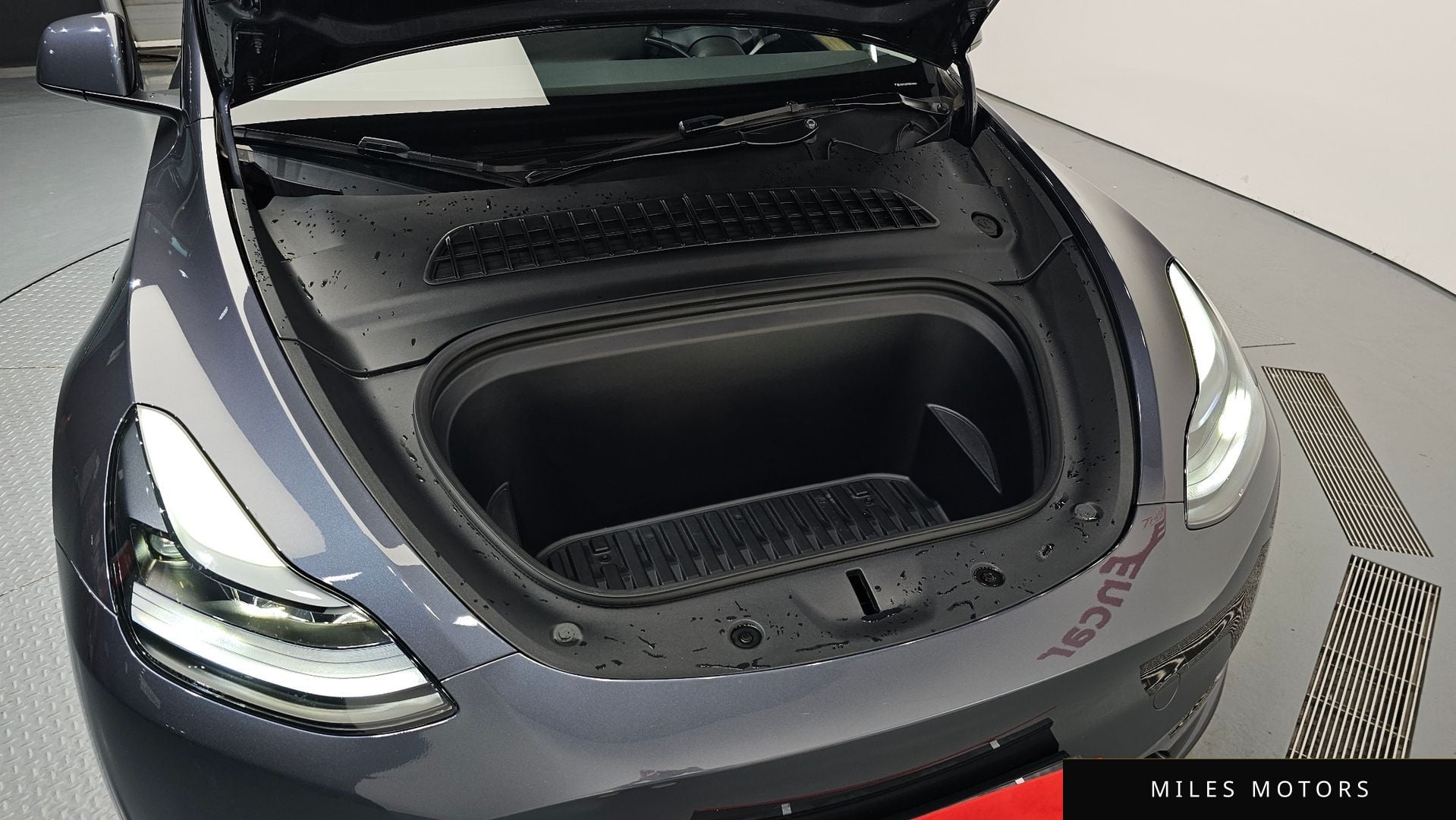 Tesla Model Y 2024 — миниатюра 6