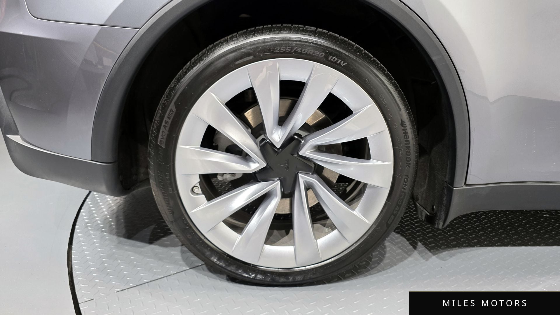 Tesla Model Y 2025 — миниатюра 4