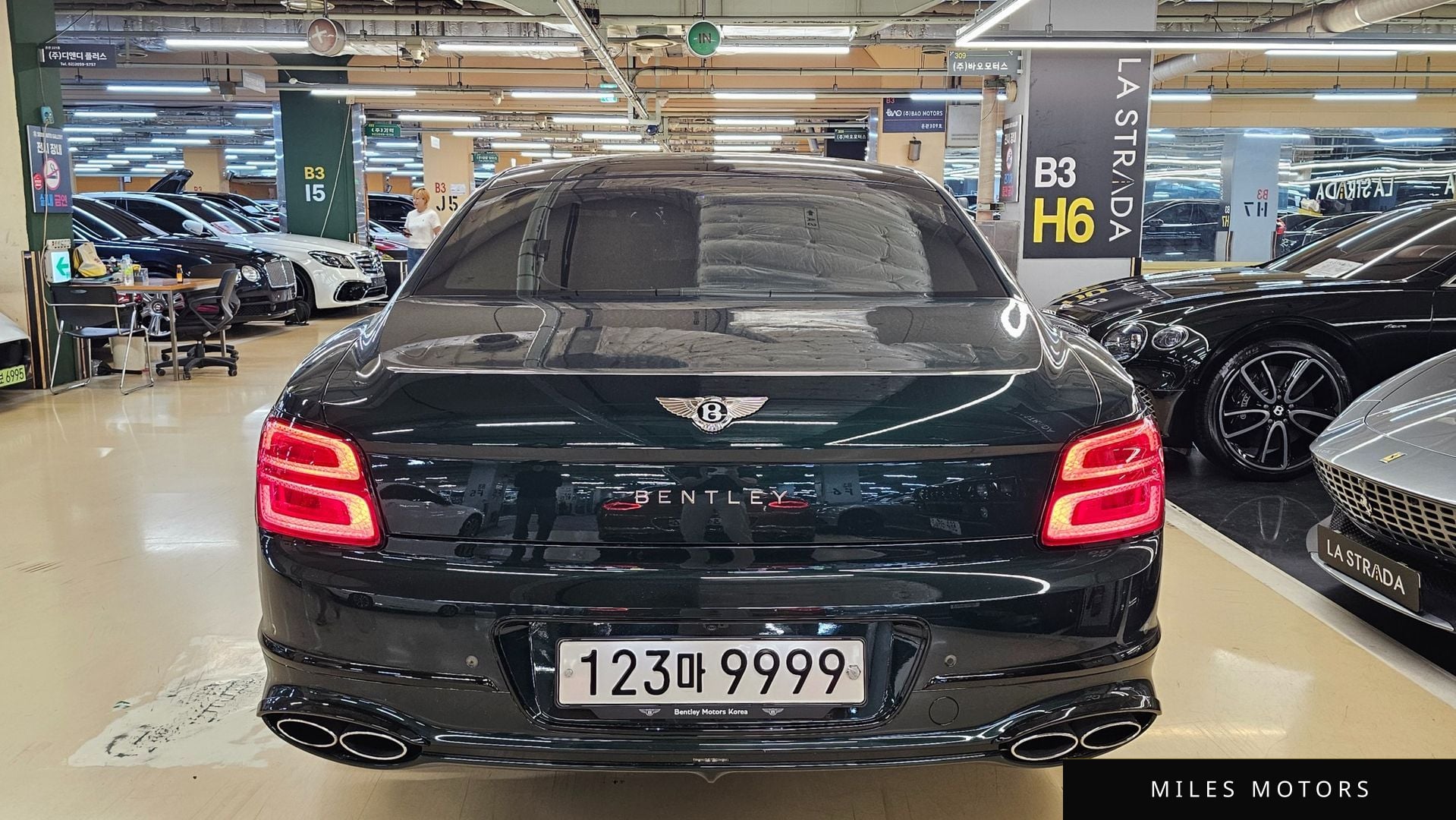 Bentley Flying Spur 2023 — миниатюра 2