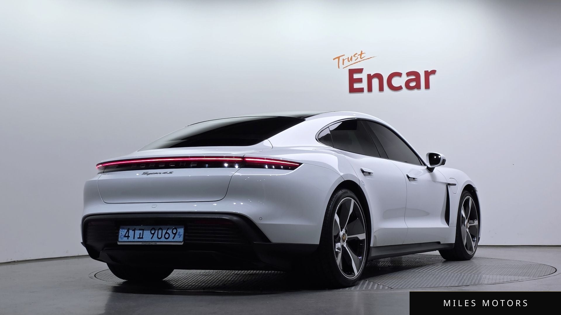 Porsche Taycan 2021 — миниатюра 2