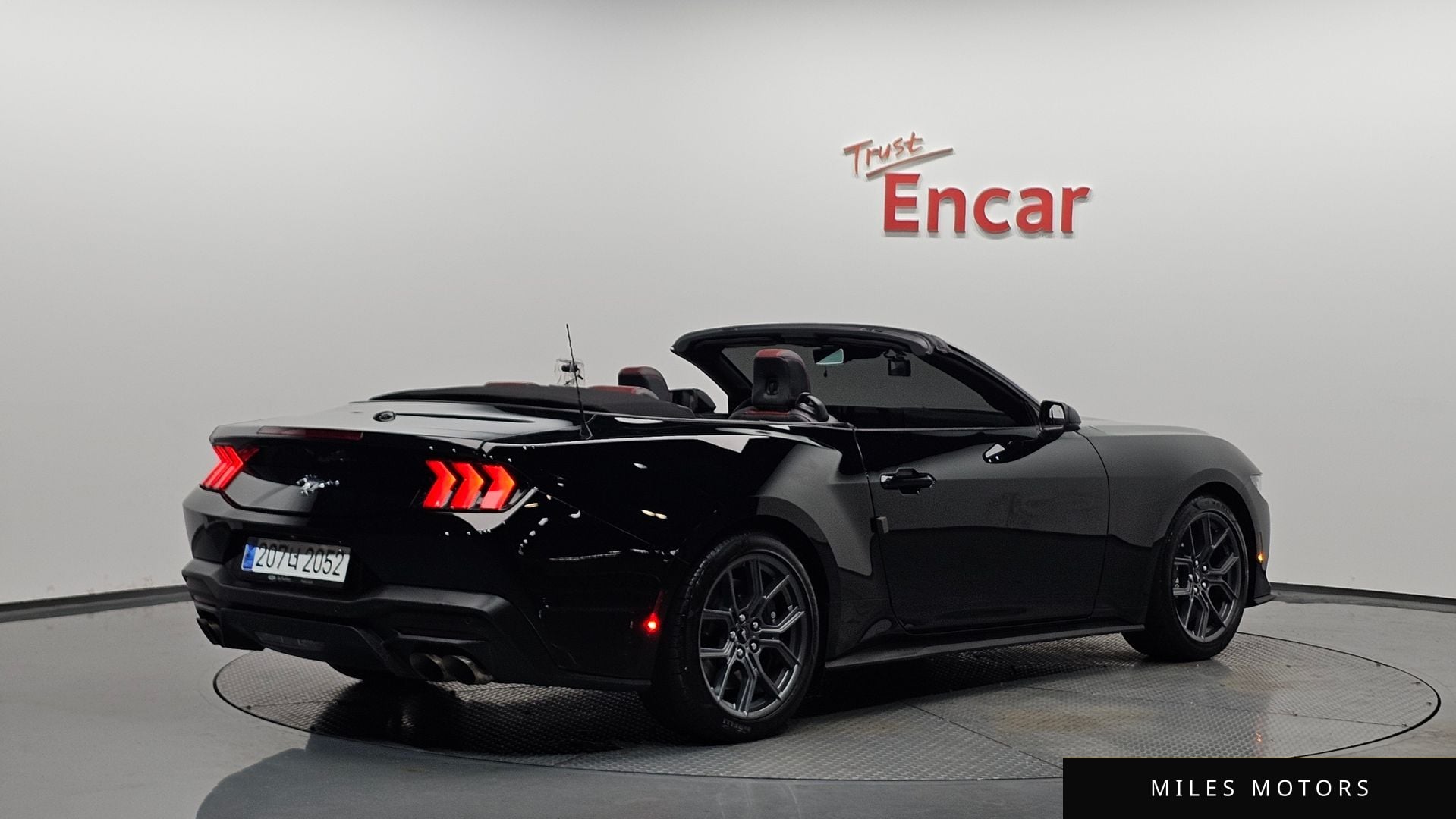 Ford Mustang 2024 — фото 1 из 12