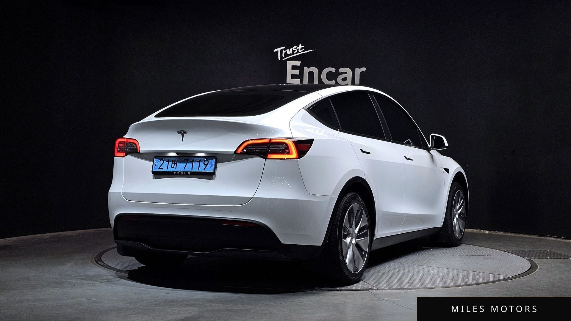 Tesla Model Y 2023 — миниатюра 2