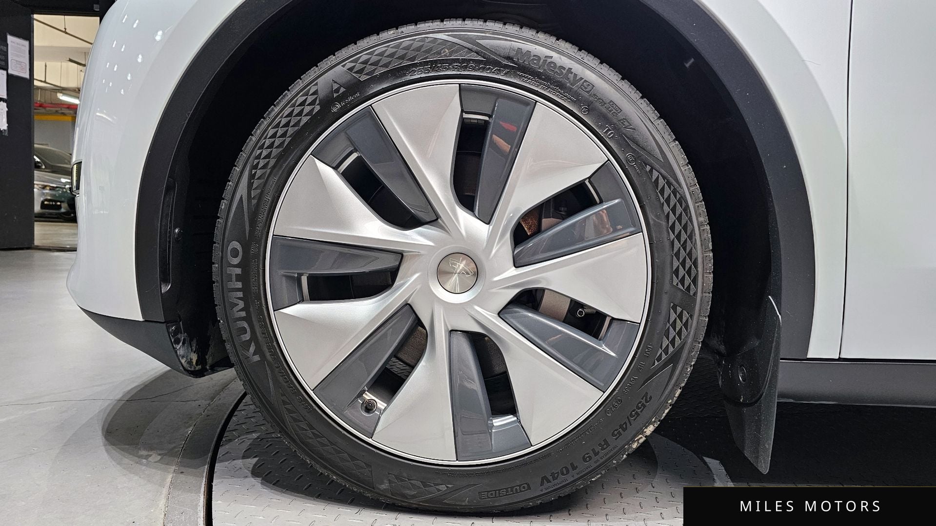 Tesla Model Y 2023 — миниатюра 5
