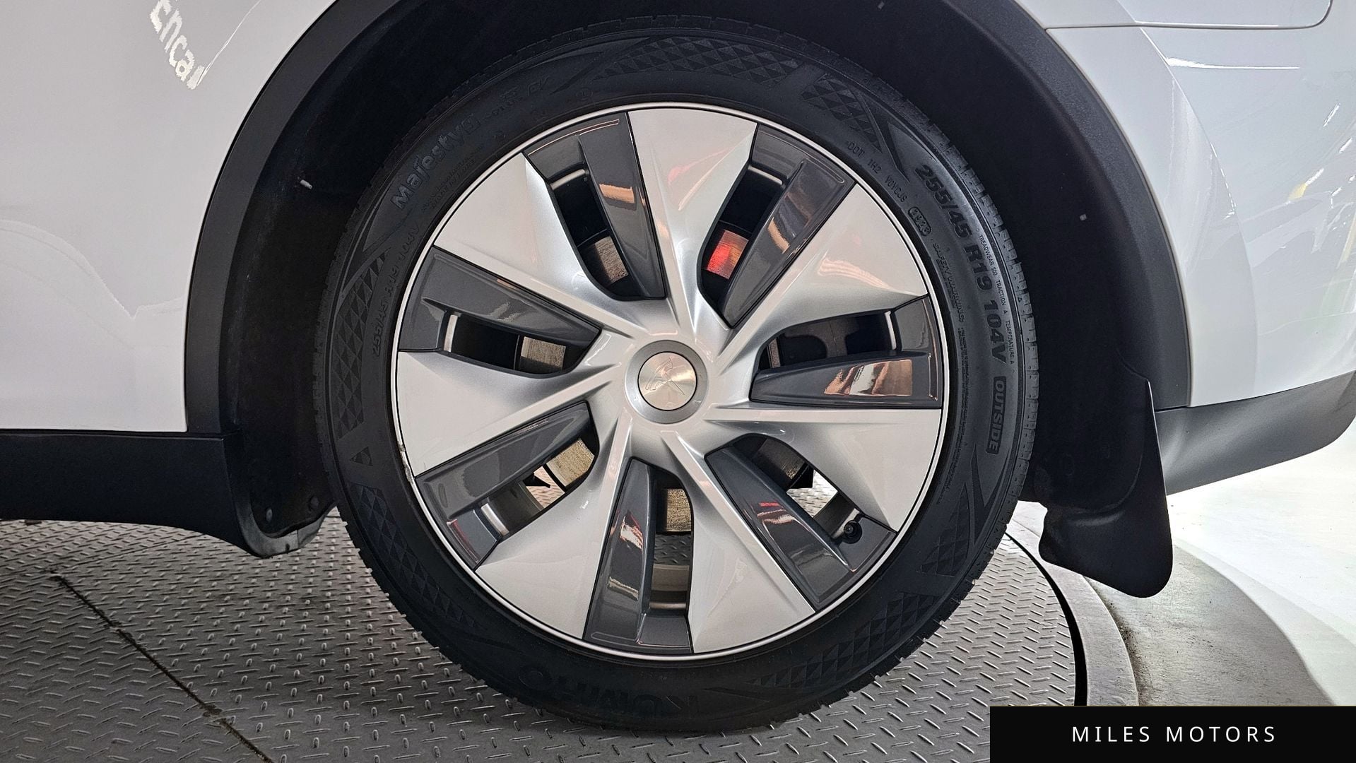 Tesla Model Y 2023 — миниатюра 7