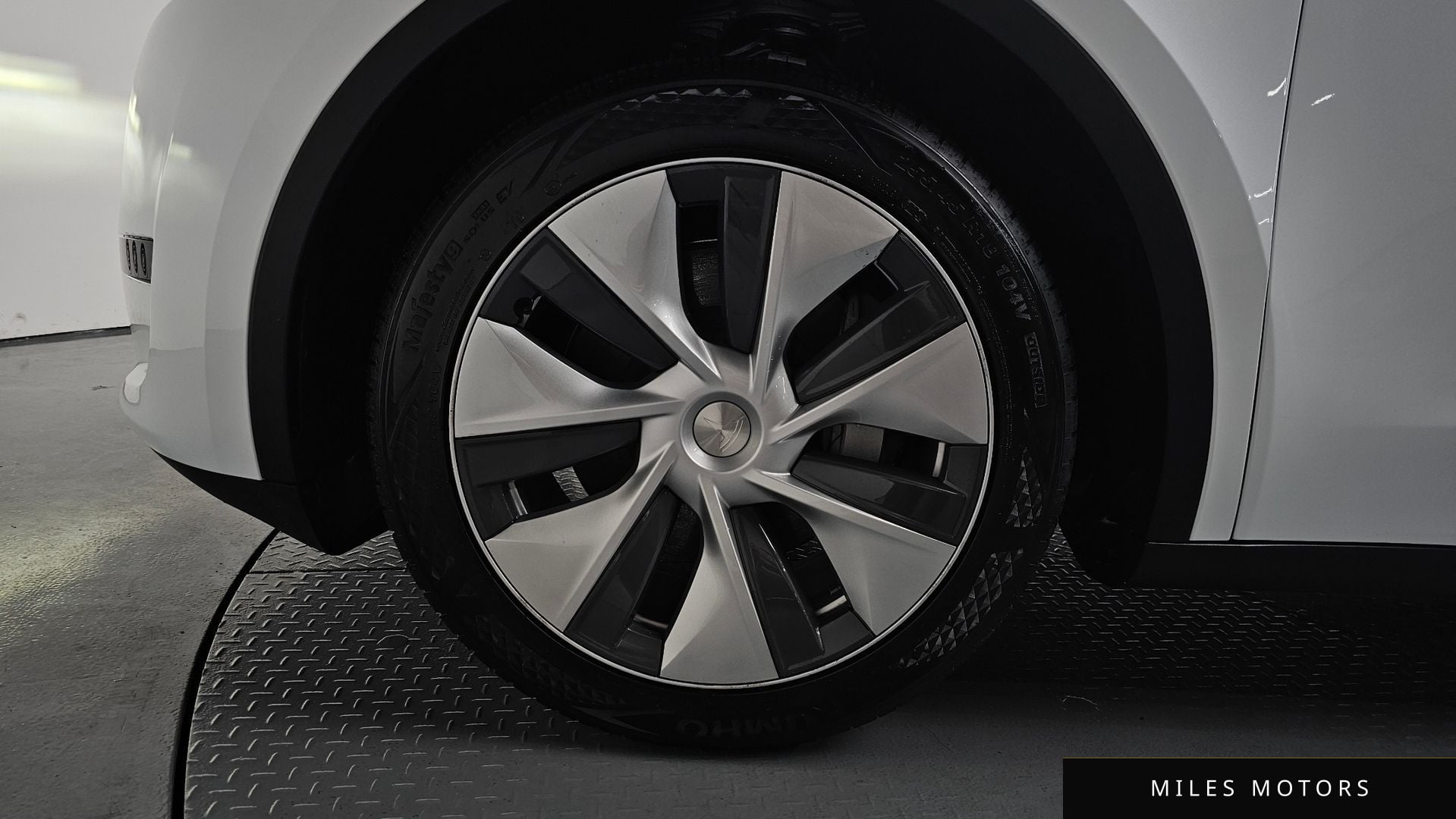 Tesla Model Y 2024 — миниатюра 4