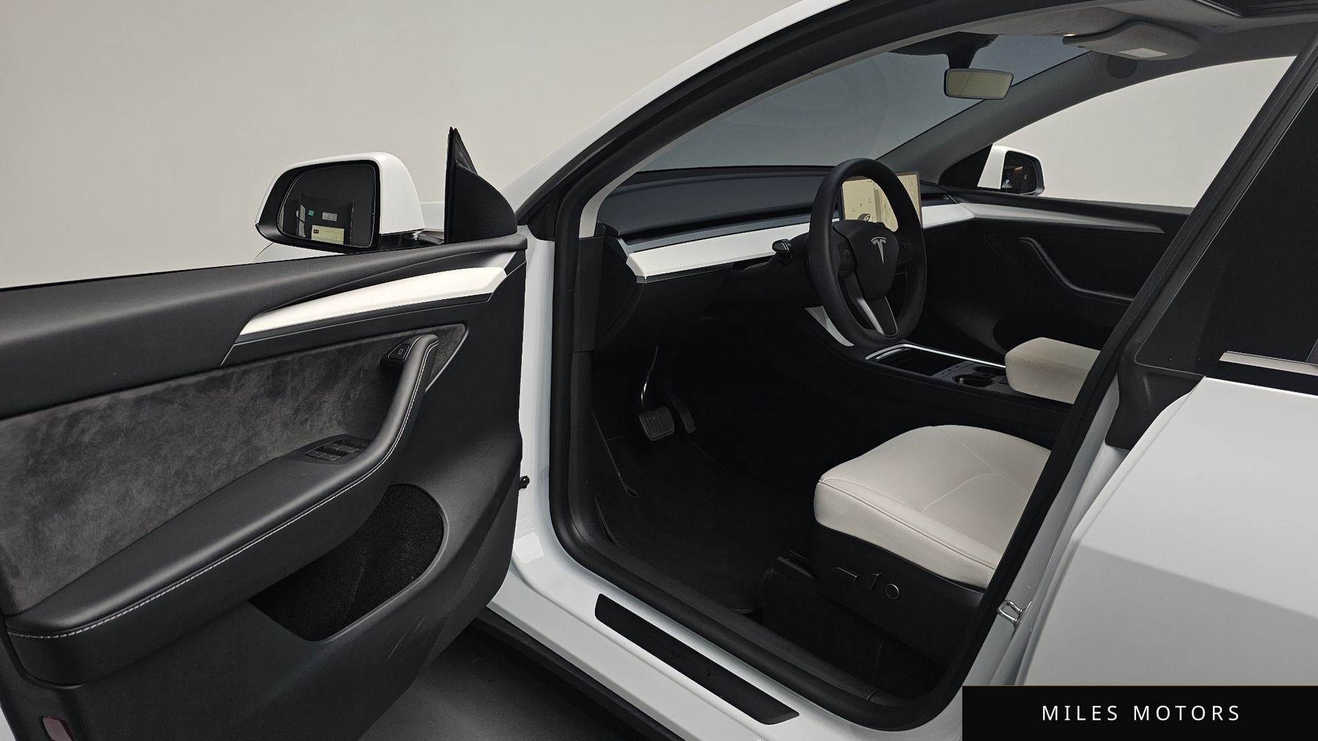Tesla Model Y 2024 — миниатюра 12