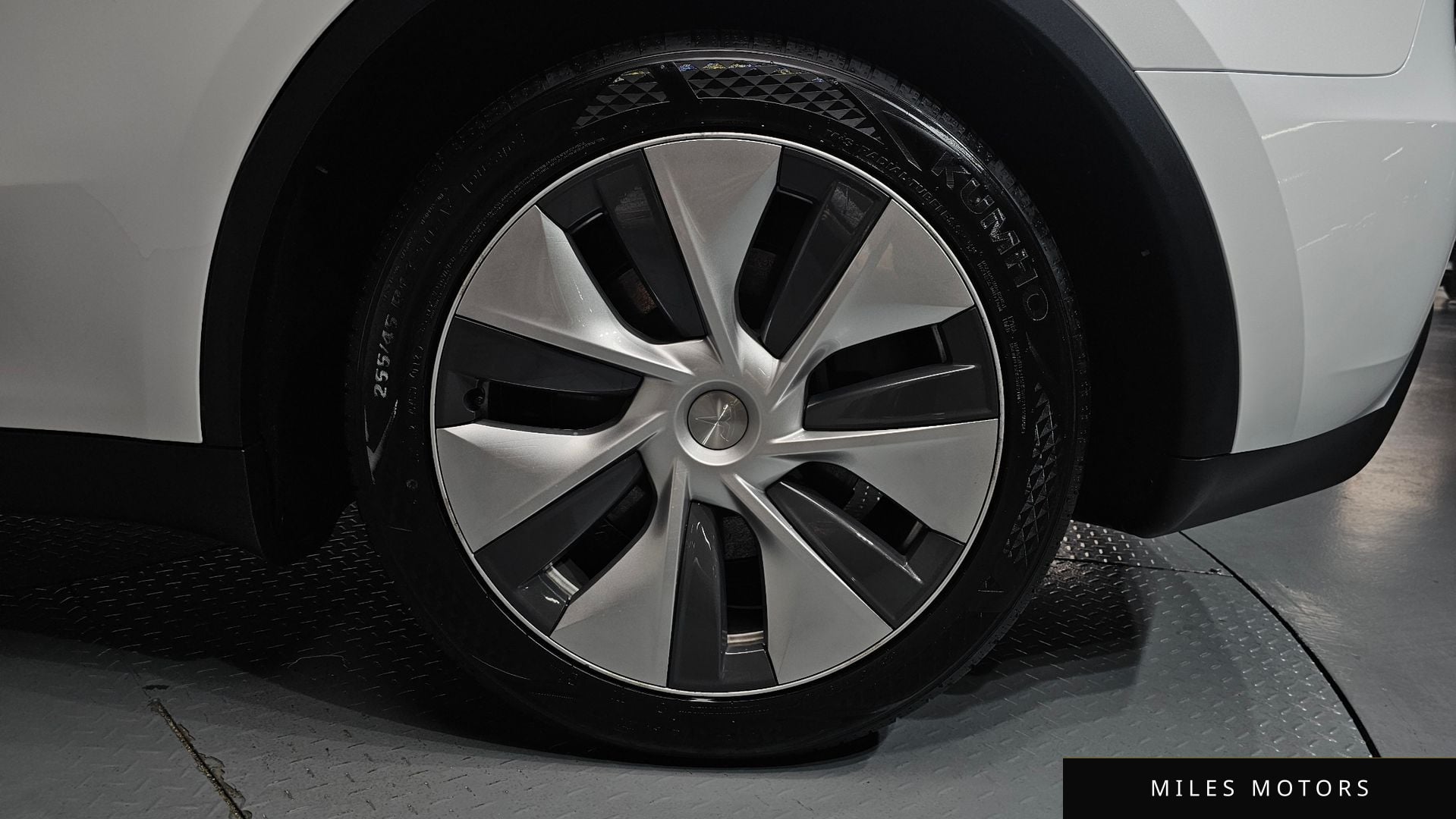 Tesla Model Y 2024 — миниатюра 6