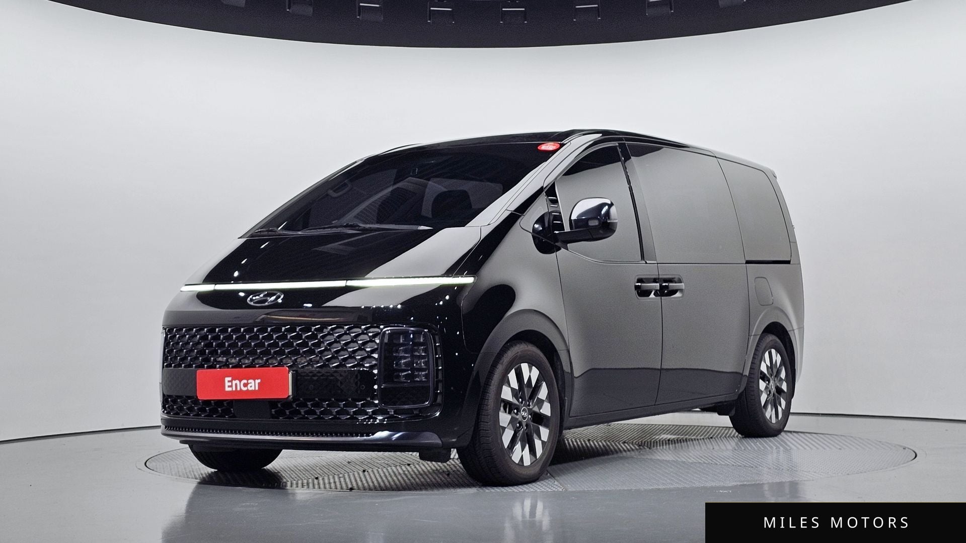 Hyundai Staria 2023 — фото 1 из 12