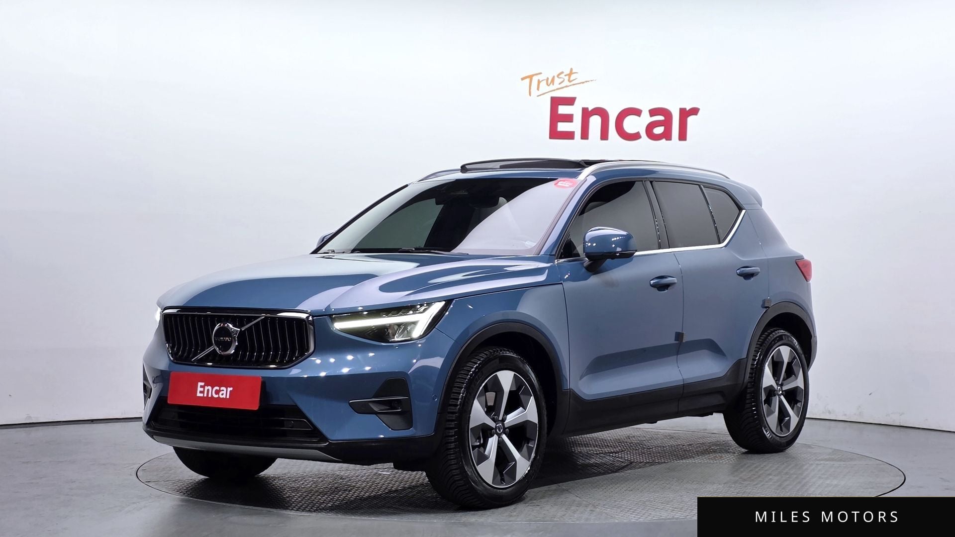 Volvo XC40 2023 — фото 1 из 12