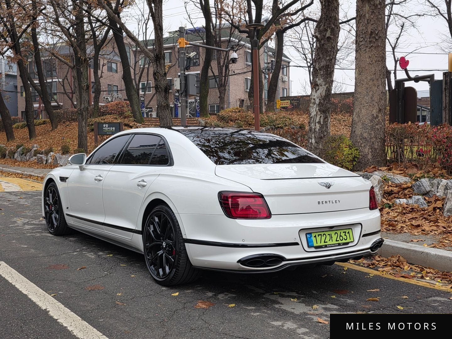 Bentley Flying Spur 2023 — миниатюра 2