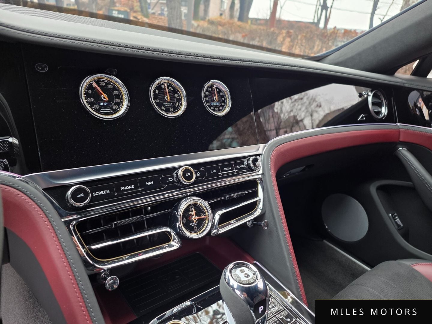 Bentley Flying Spur 2023 — миниатюра 12