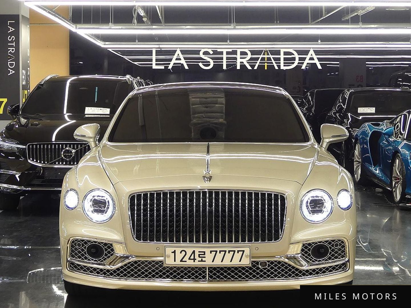 Bentley Flying Spur 2023 — фото 1 из 12