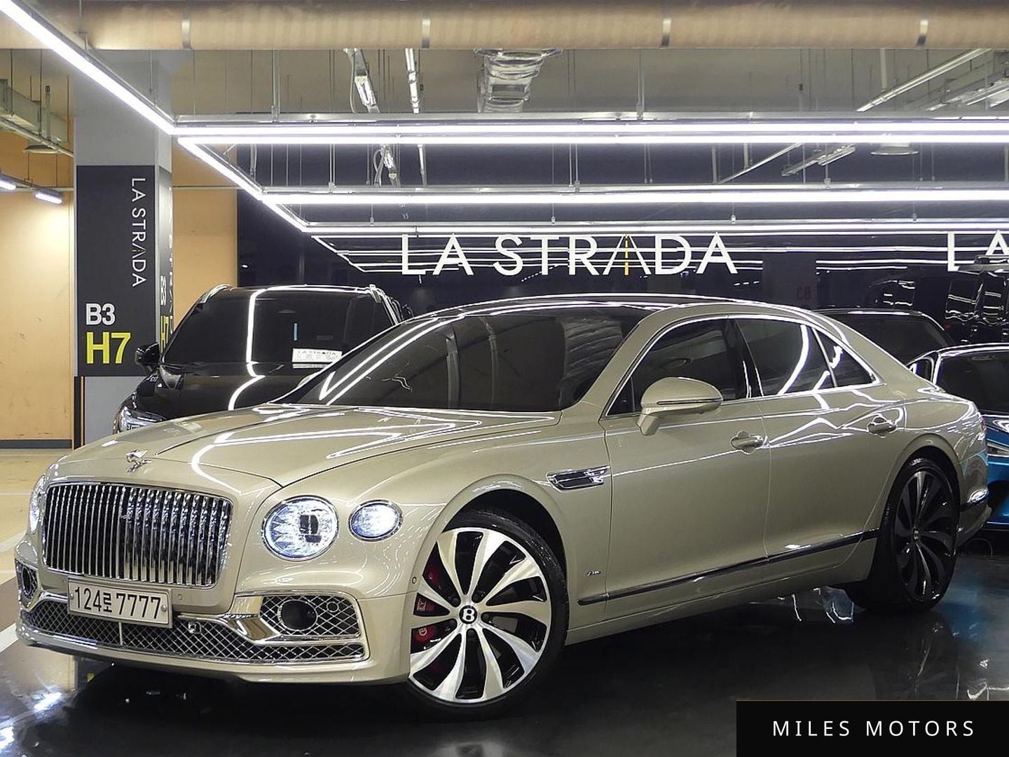 Bentley Flying Spur 2023 — миниатюра 2