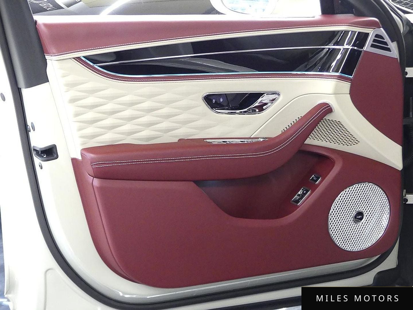 Bentley Flying Spur 2023 — миниатюра 9