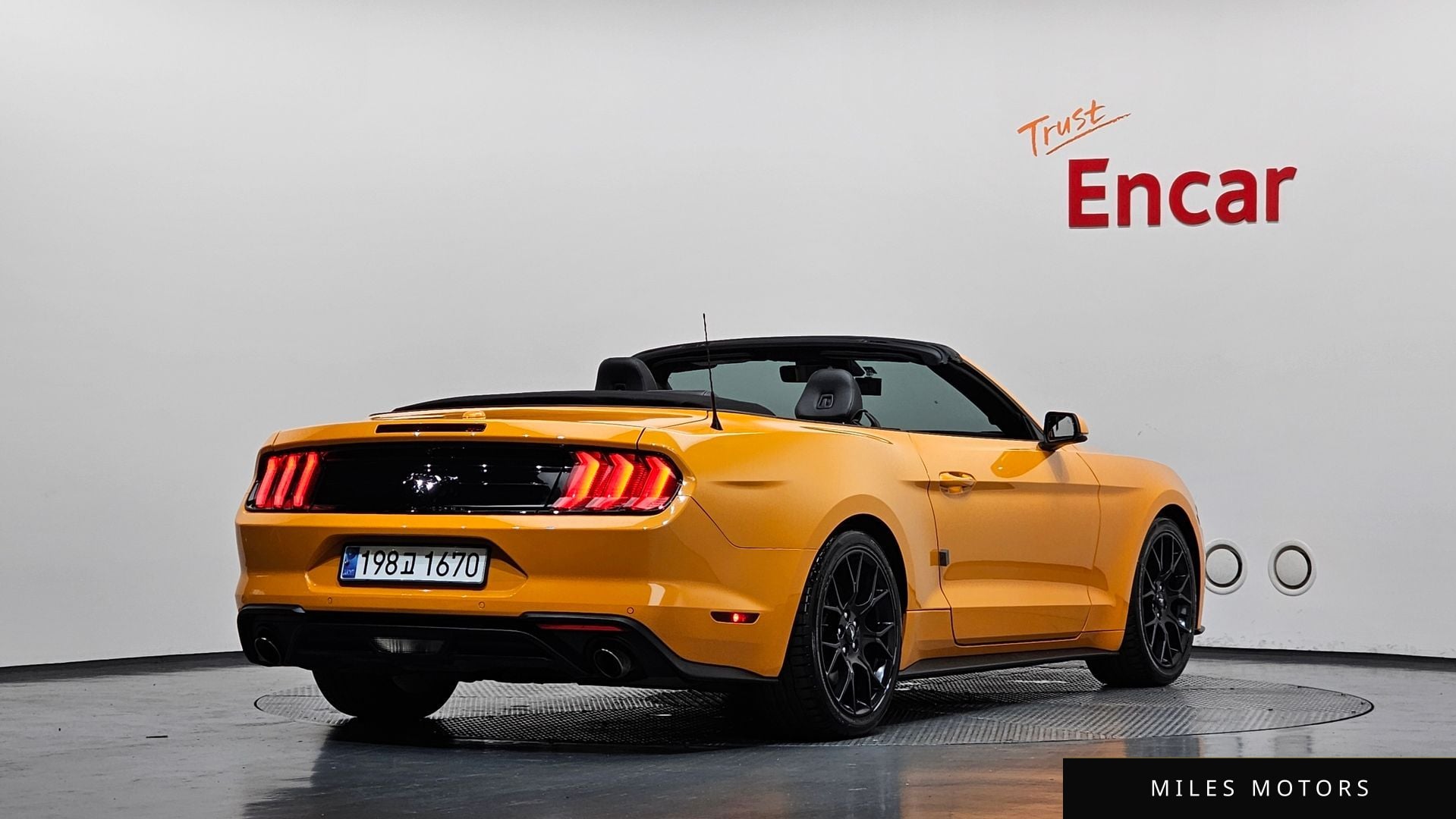 Ford Mustang 2018 — фото 1 из 12