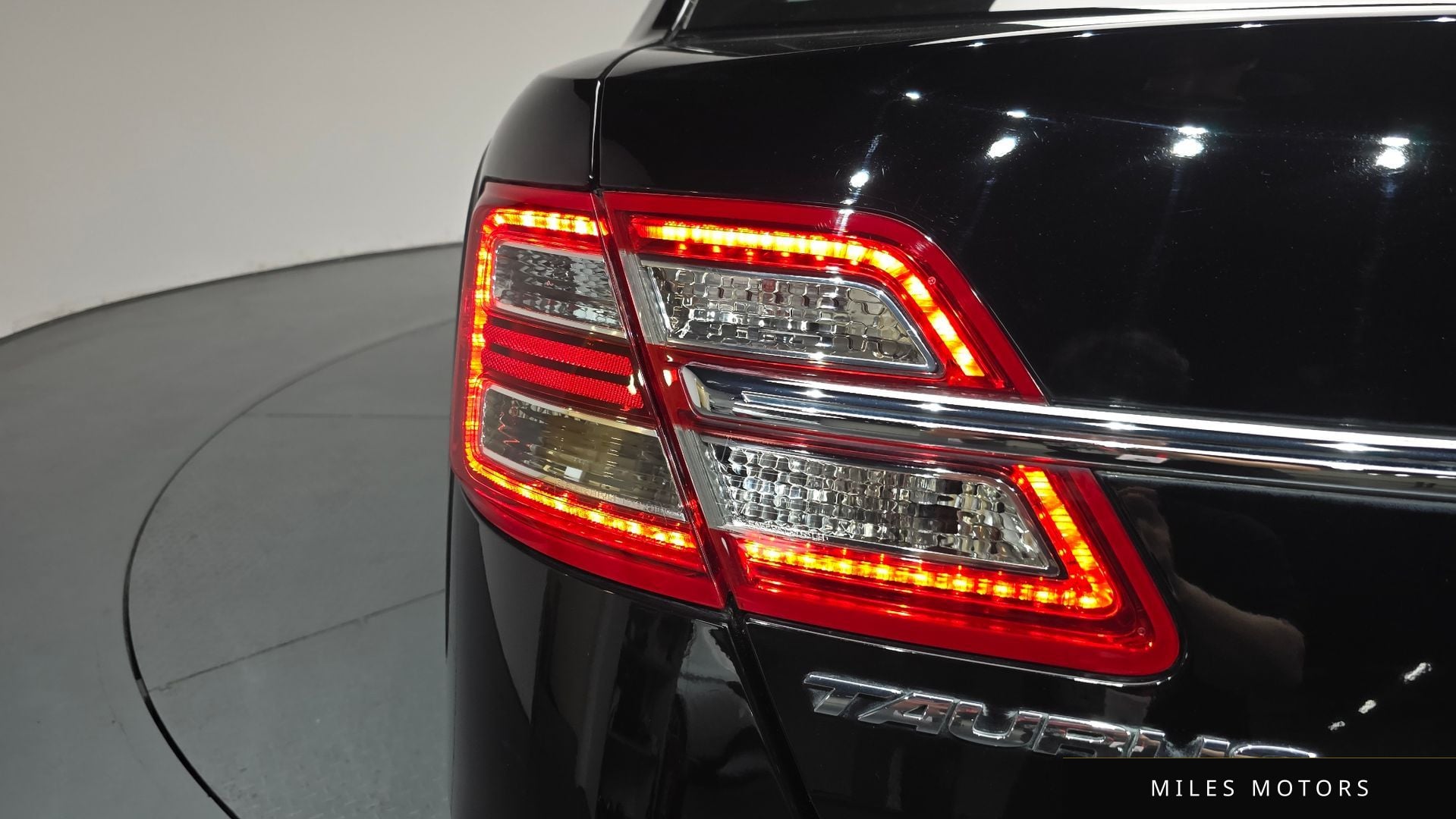 Ford Taurus 2016 — миниатюра 8