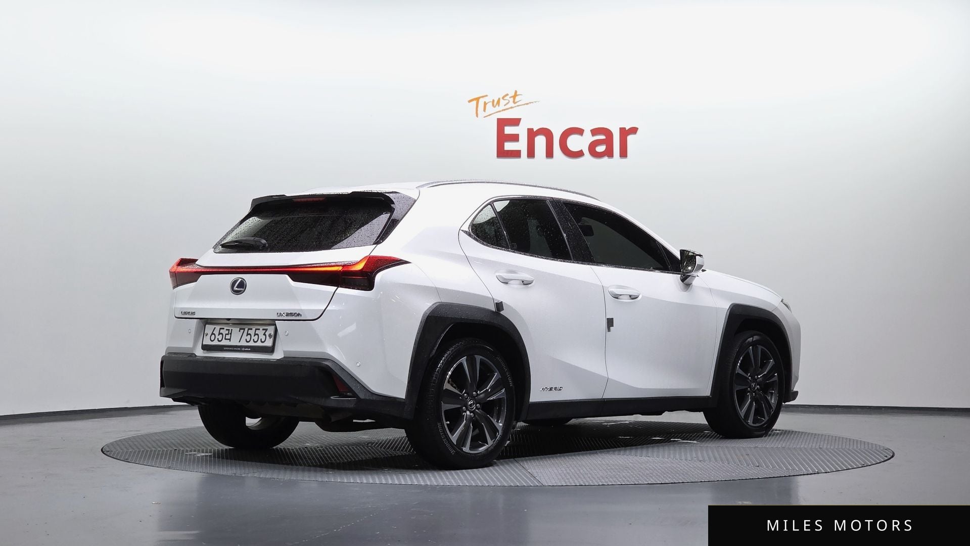 Лексус UX250h 2019 — фото 1 из 12