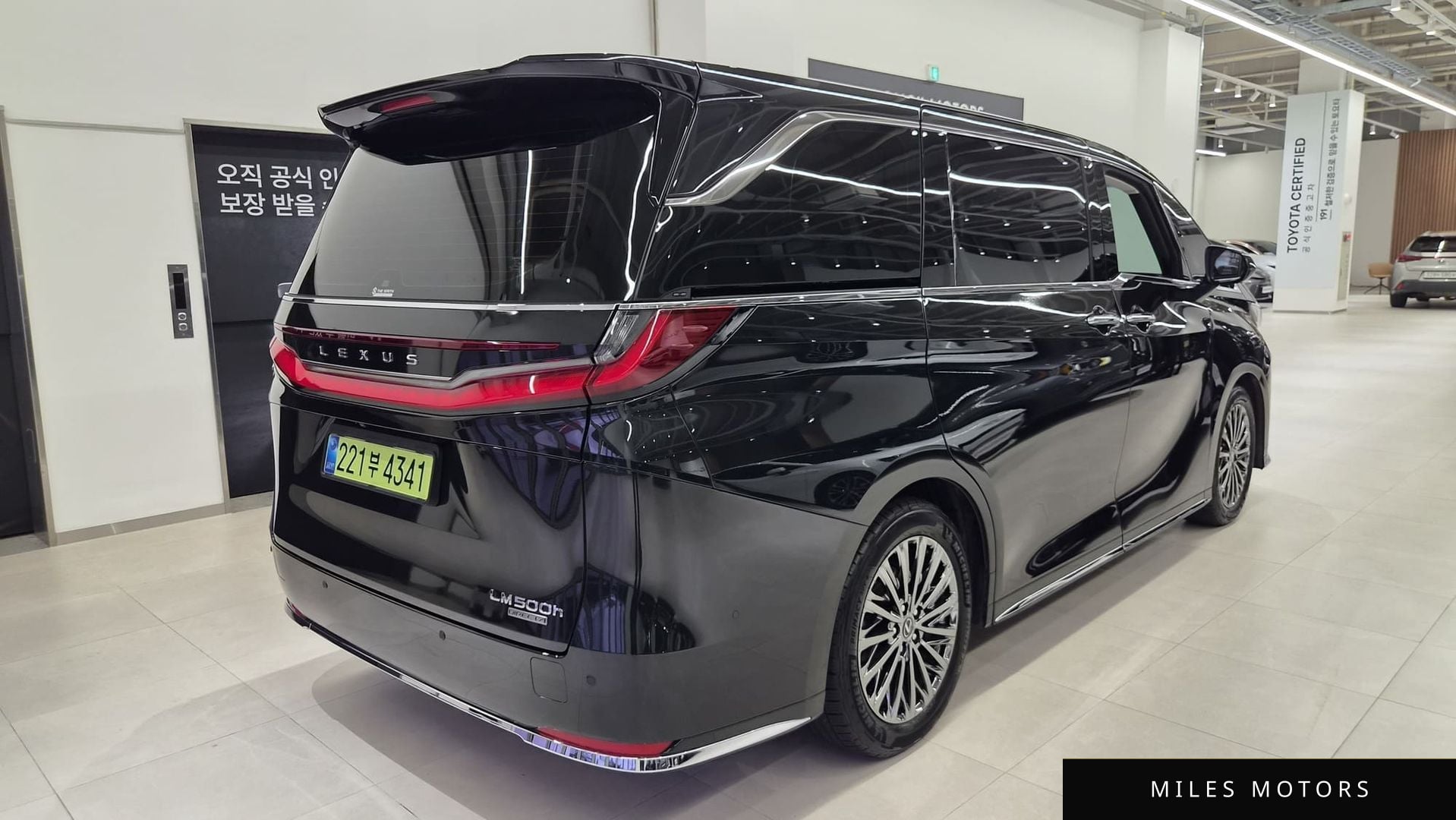 Лексус LM 2025 — миниатюра 2