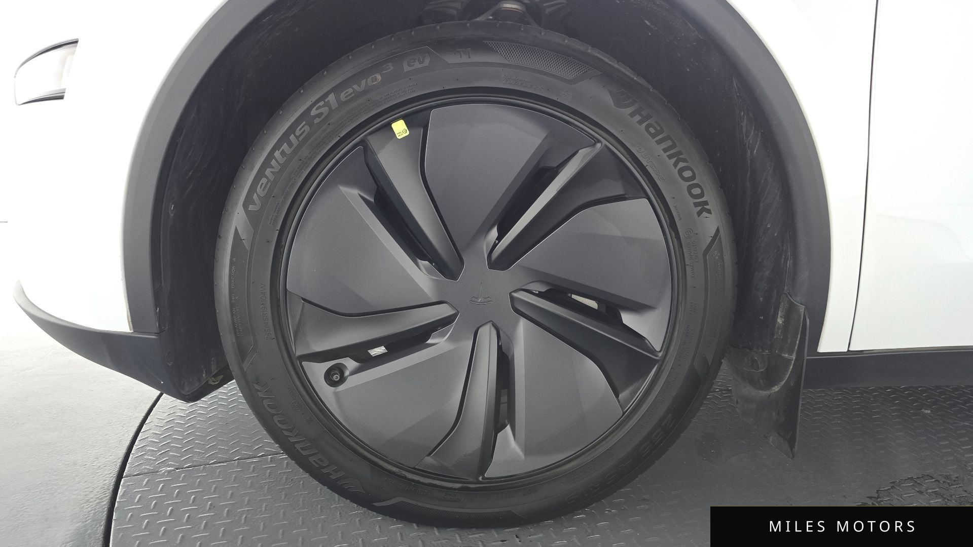 Tesla Model Y 2025 — миниатюра 4