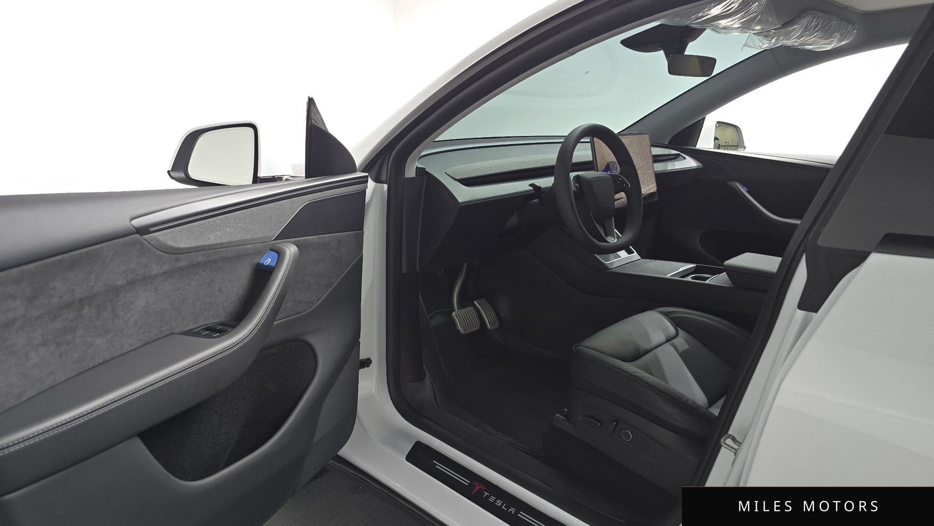 Tesla Model Y 2025 — миниатюра 12