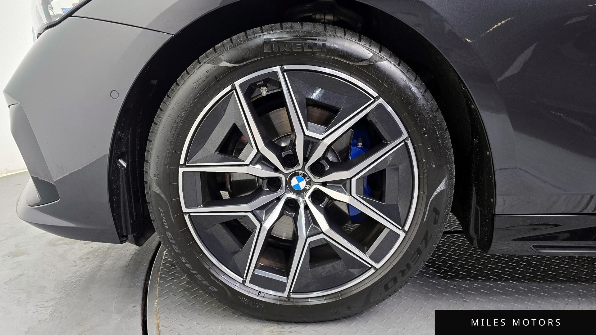BMW 5 Series (G60) 2024 — миниатюра 5
