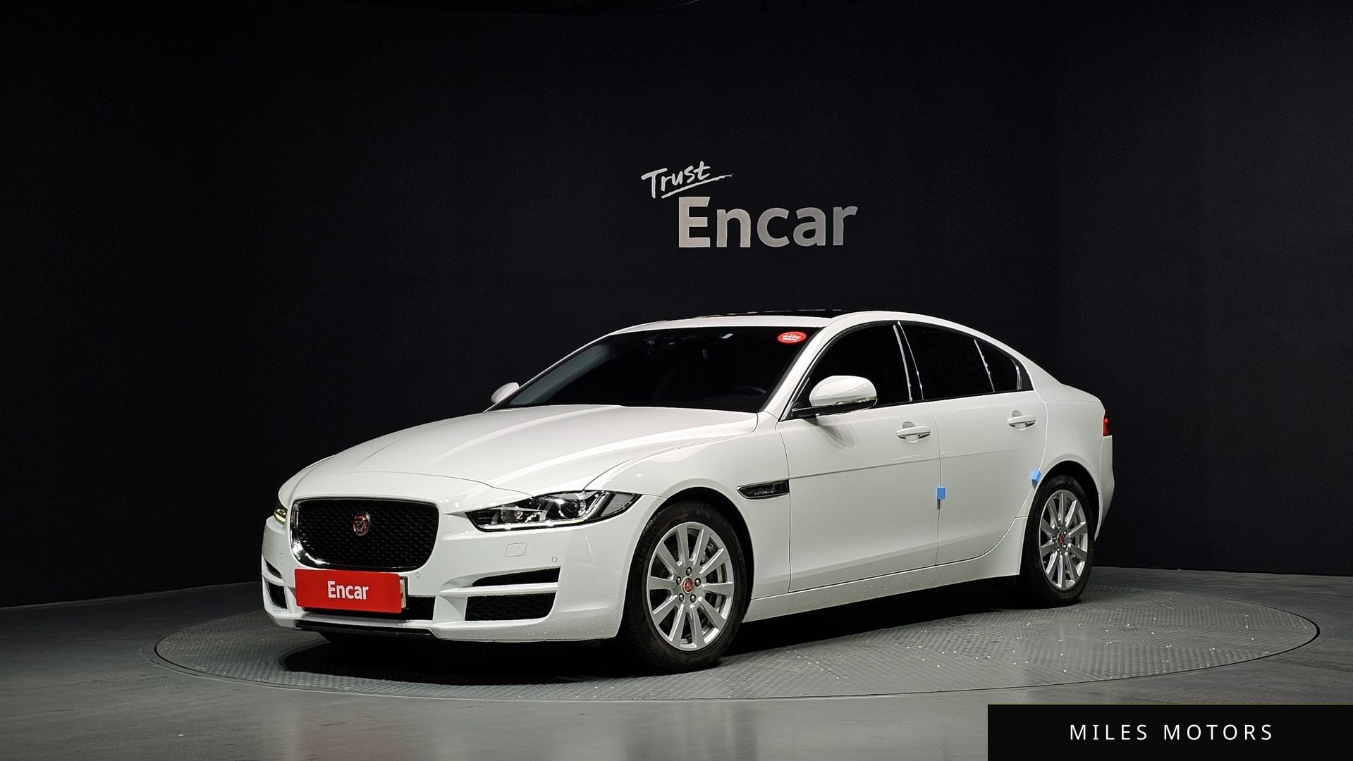 Jaguar XE 2018 — фото 1 из 12