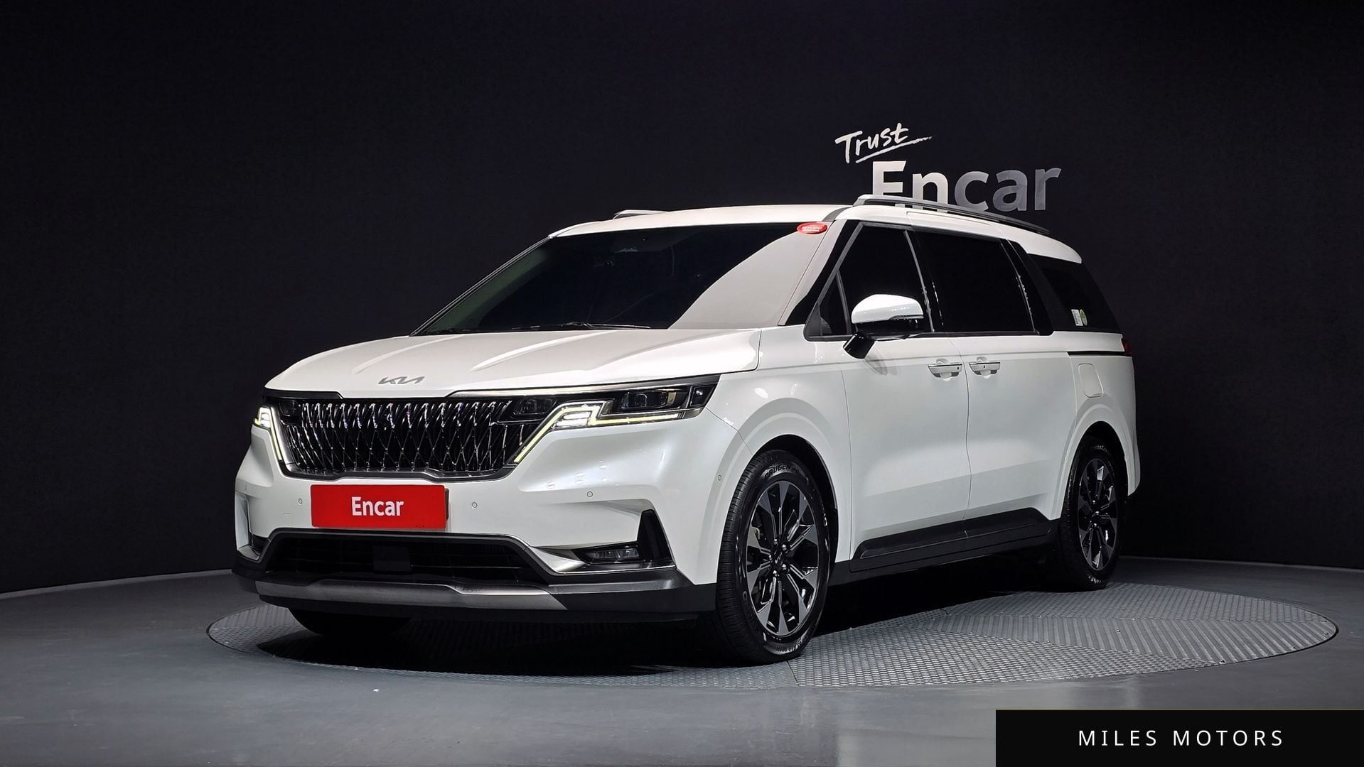 Kia Carnival 2023 — фото 1 из 12
