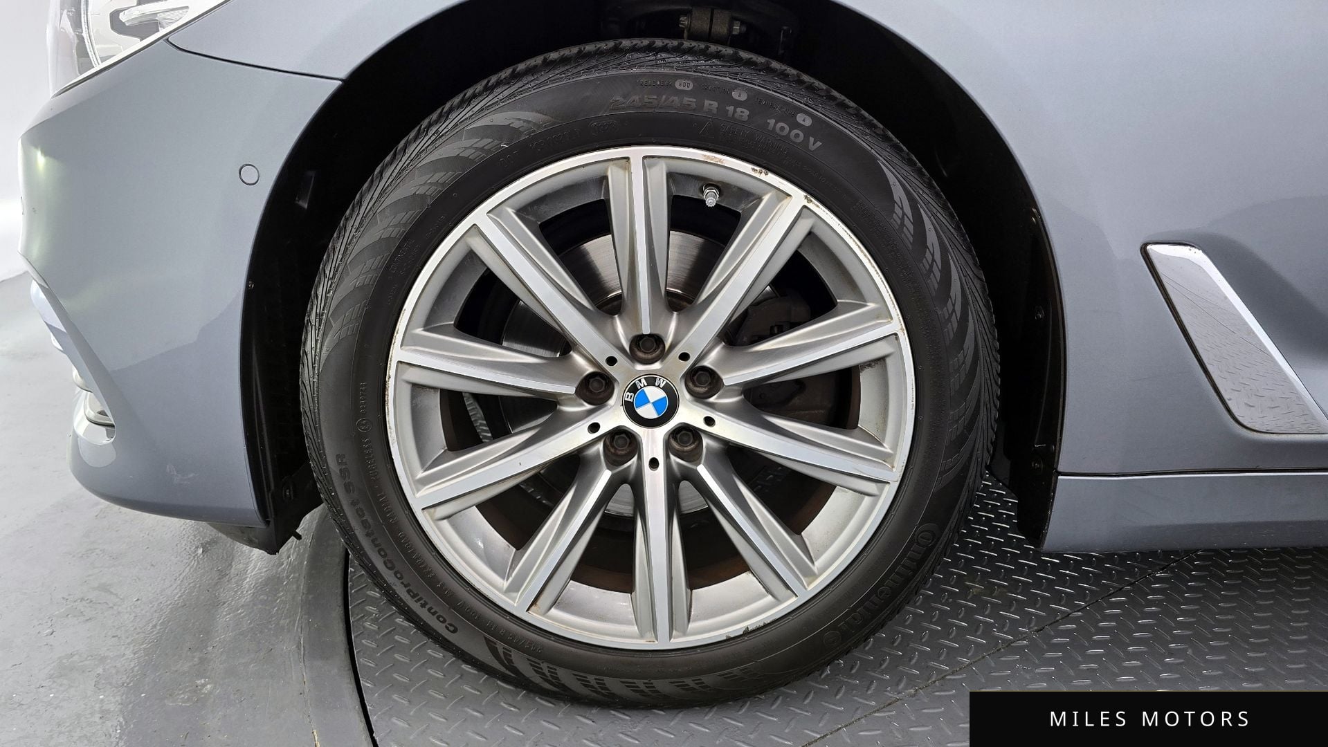 BMW 5 Series (G30) 2018 — миниатюра 5