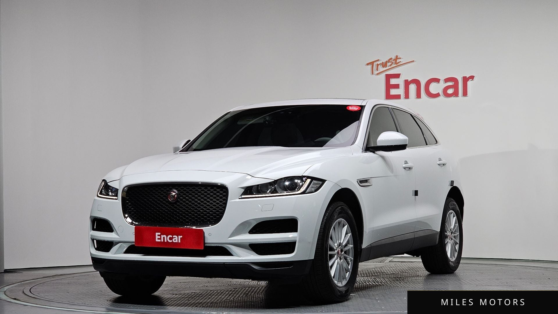 Jaguar F-PACE 2017 — фото 1 из 12