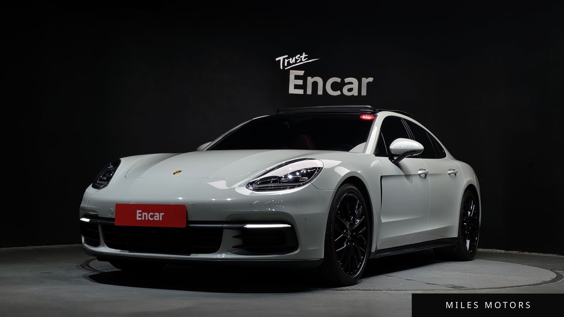 Porsche Panamera 2018 — фото 1 из 12