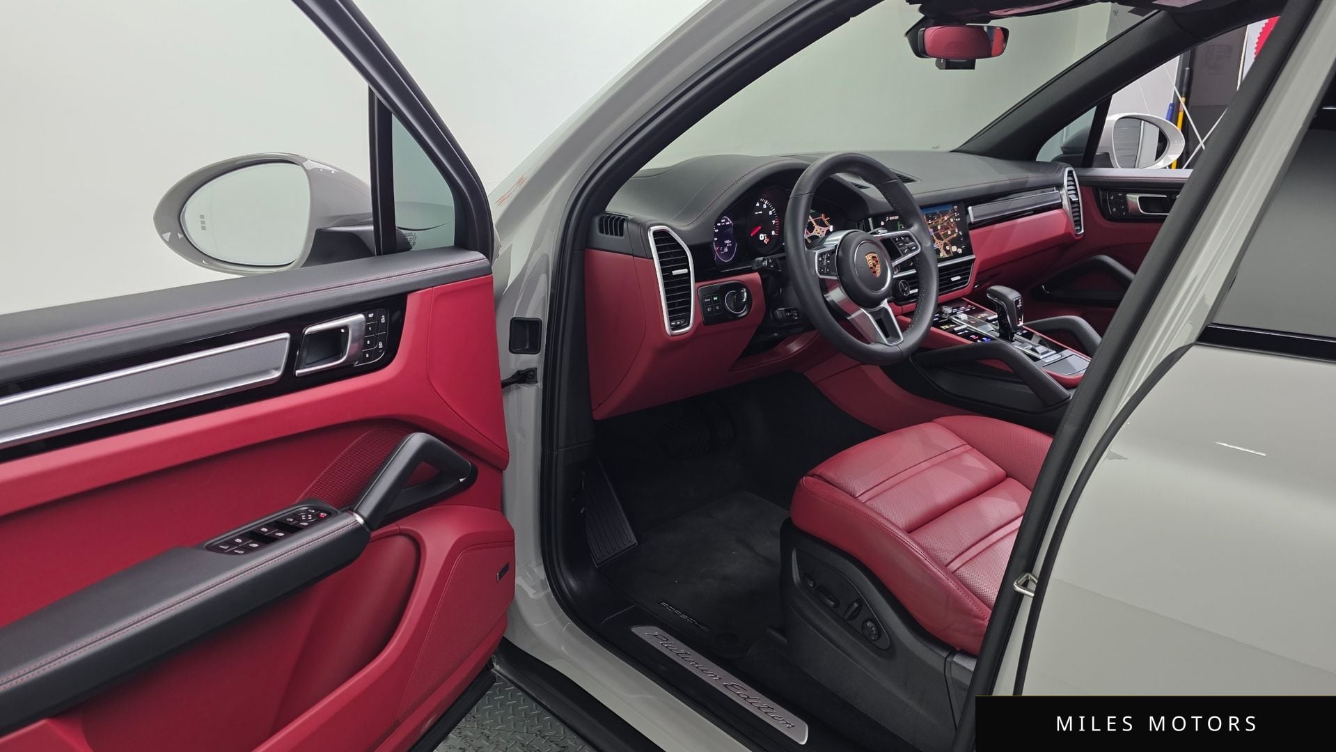 Porsche Cayenne 2023 — миниатюра 10