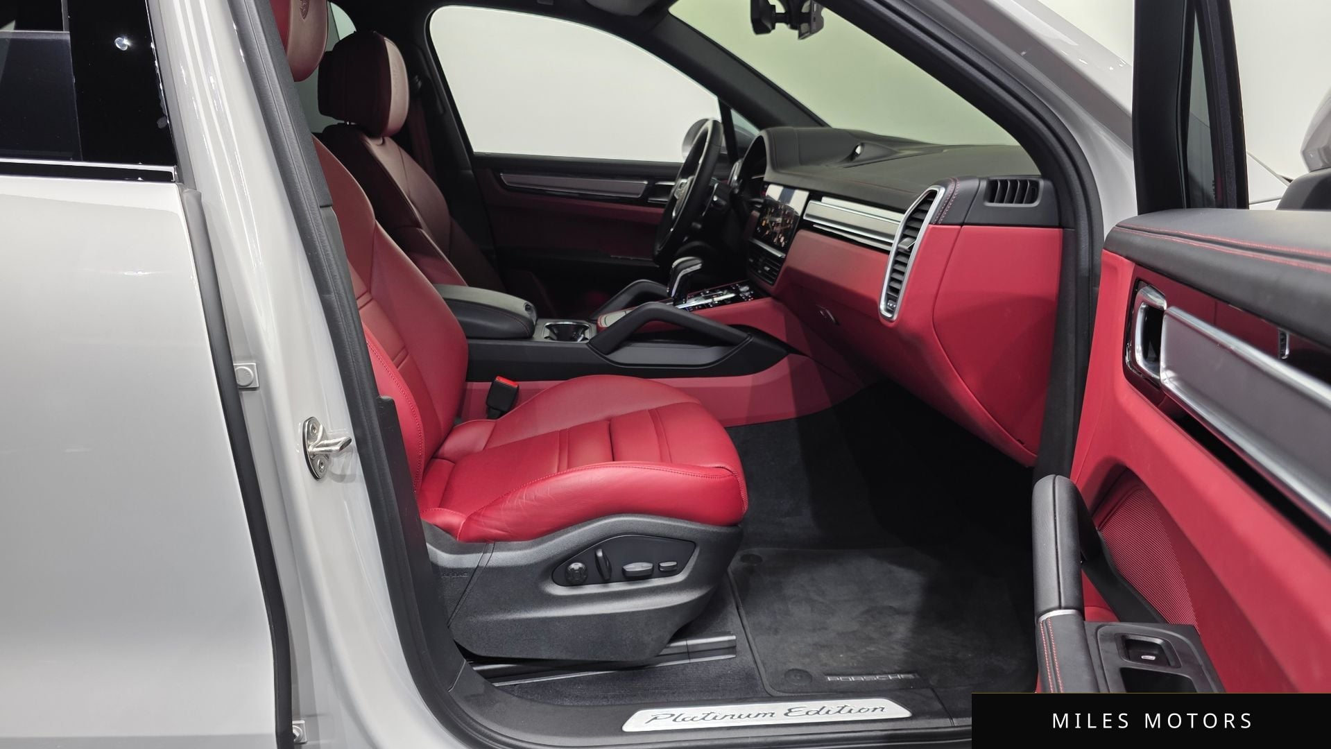 Porsche Cayenne 2023 — миниатюра 11