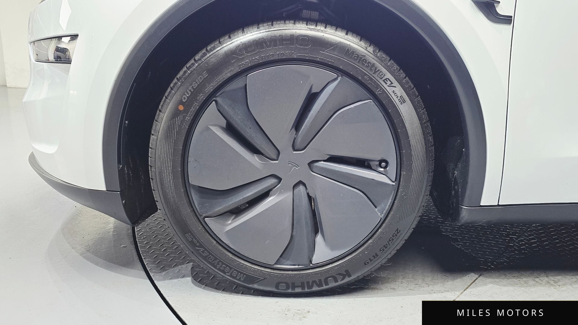 Tesla Model Y 2025 — миниатюра 5