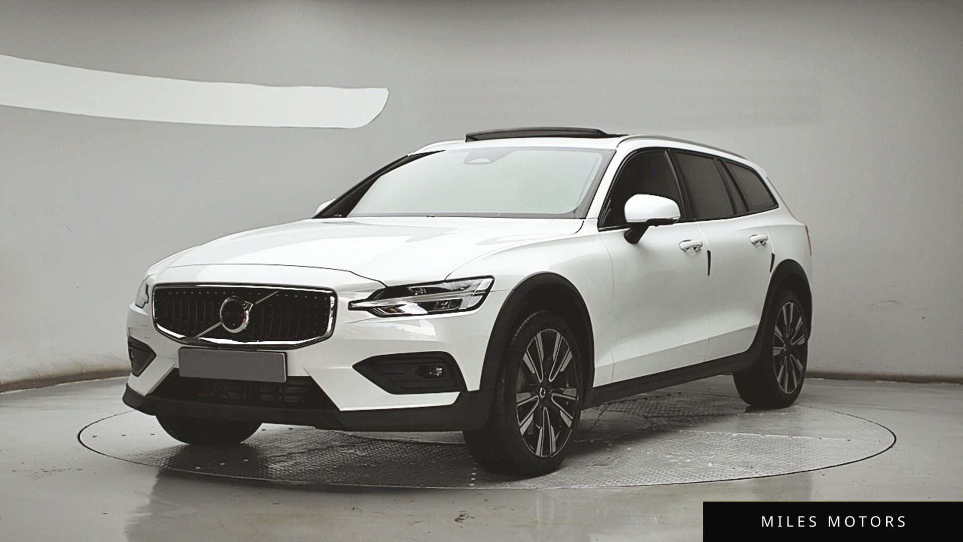 Volvo V60 2023 — фото 1 из 12