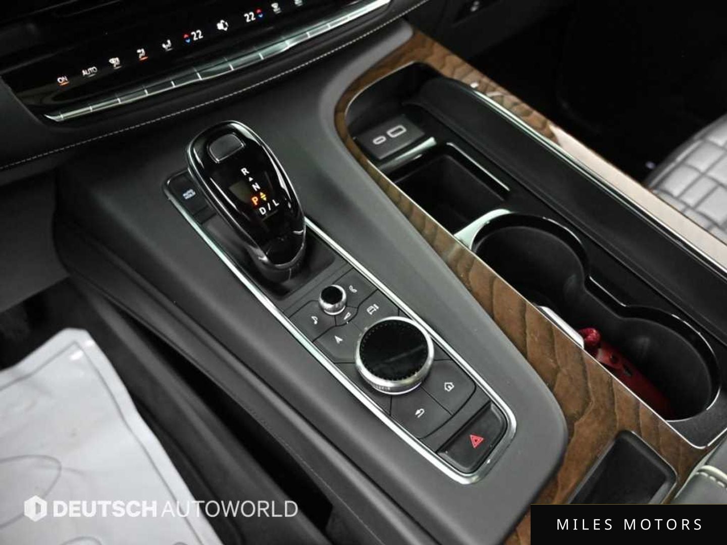 Cadillac Escalade 2023 — миниатюра 9