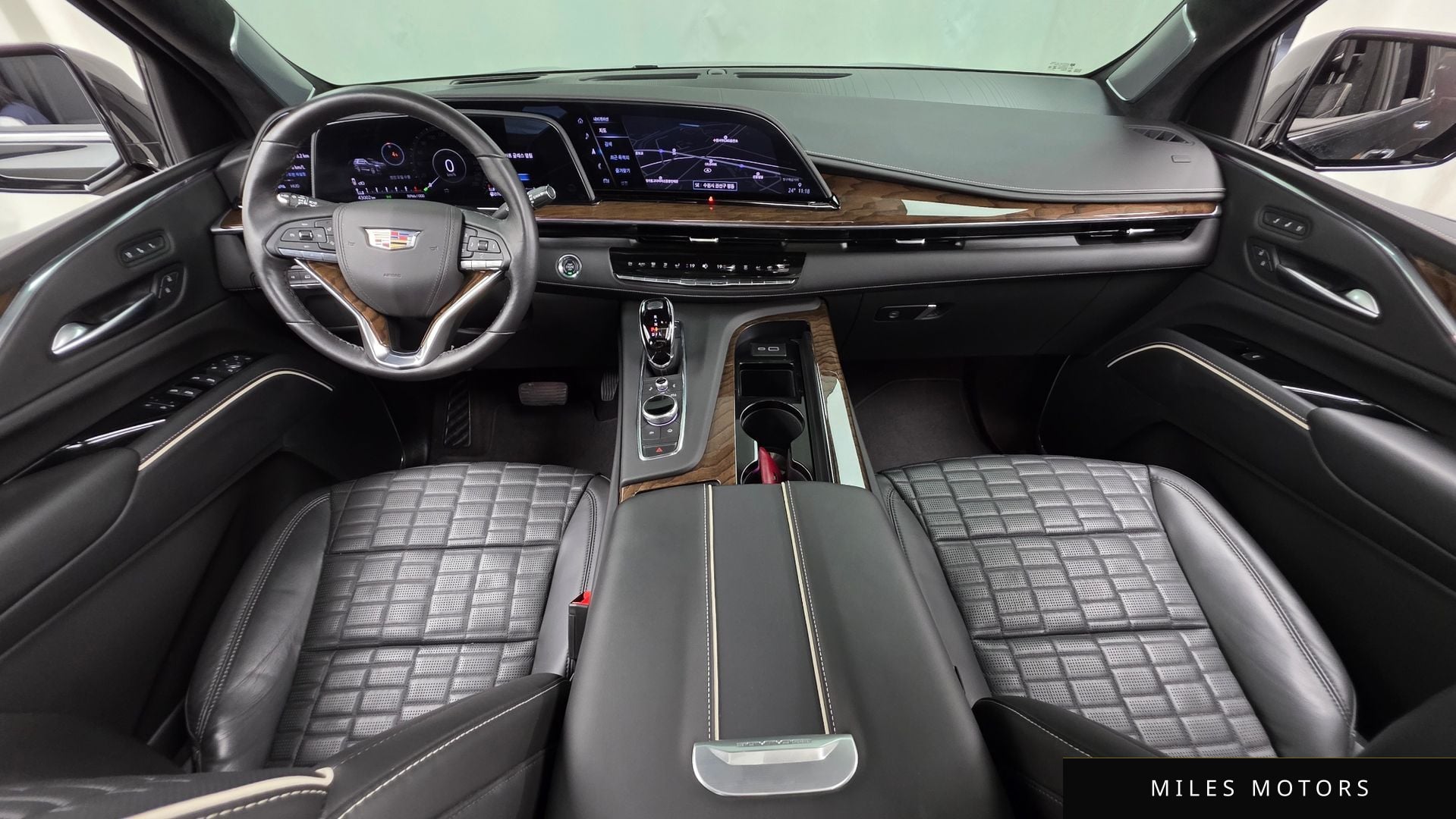 Cadillac Escalade 2023 — миниатюра 10