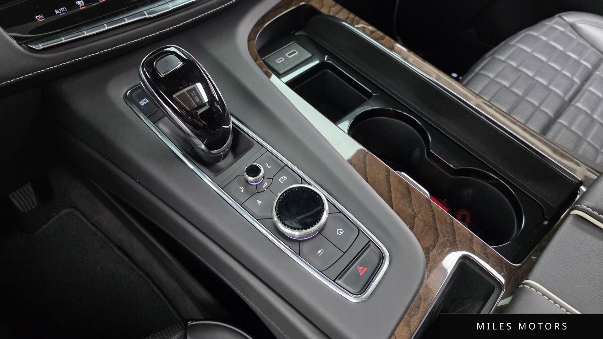 Cadillac Escalade 2023 — миниатюра 12