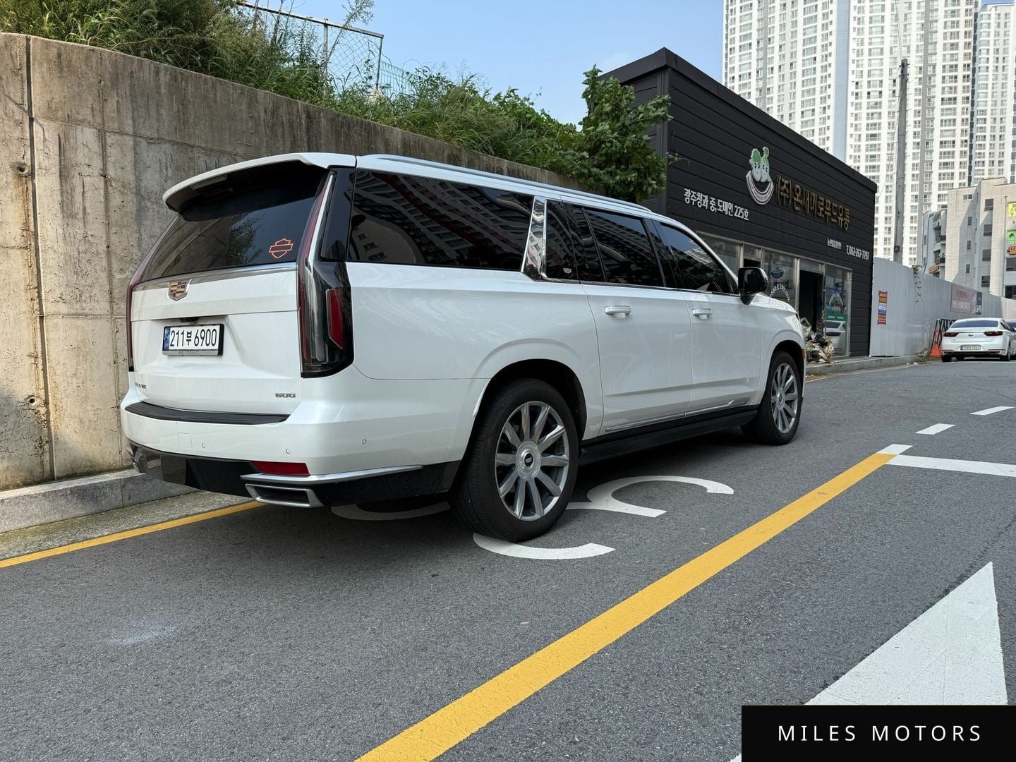 Cadillac Escalade 2023 — миниатюра 2