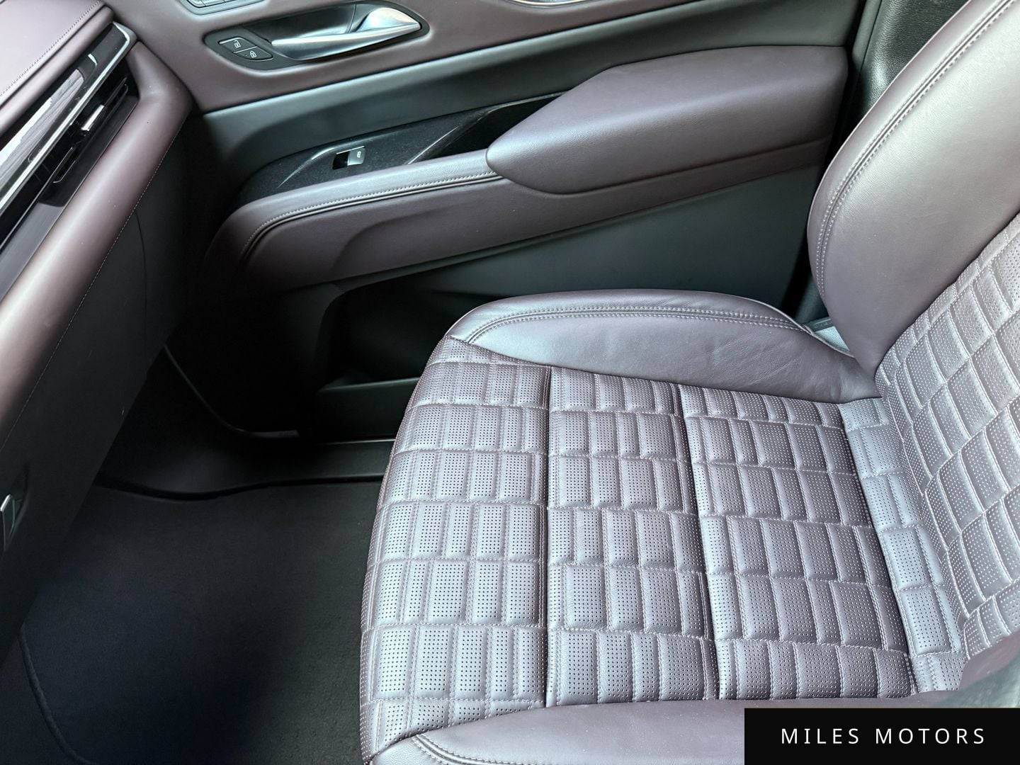 Cadillac Escalade 2023 — миниатюра 10