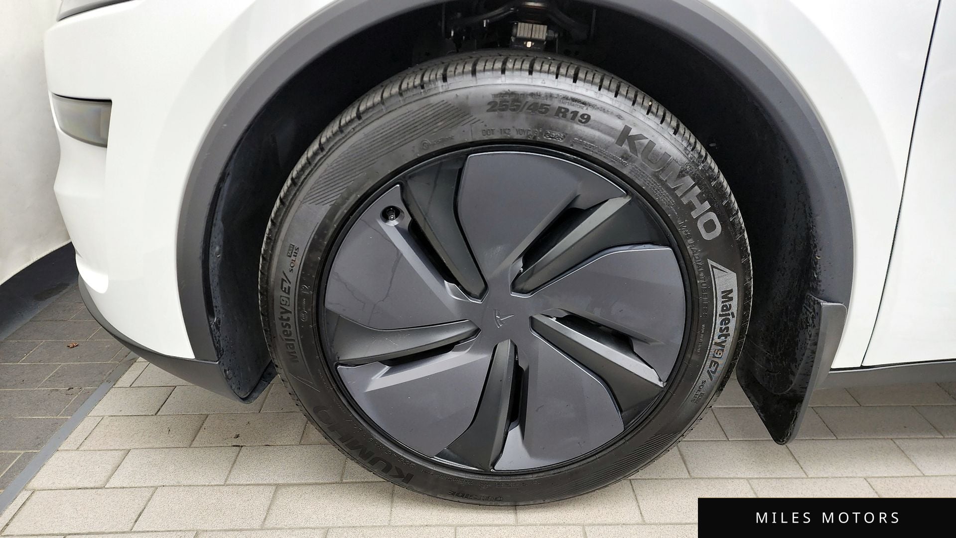 Tesla Model Y 2025 — миниатюра 5