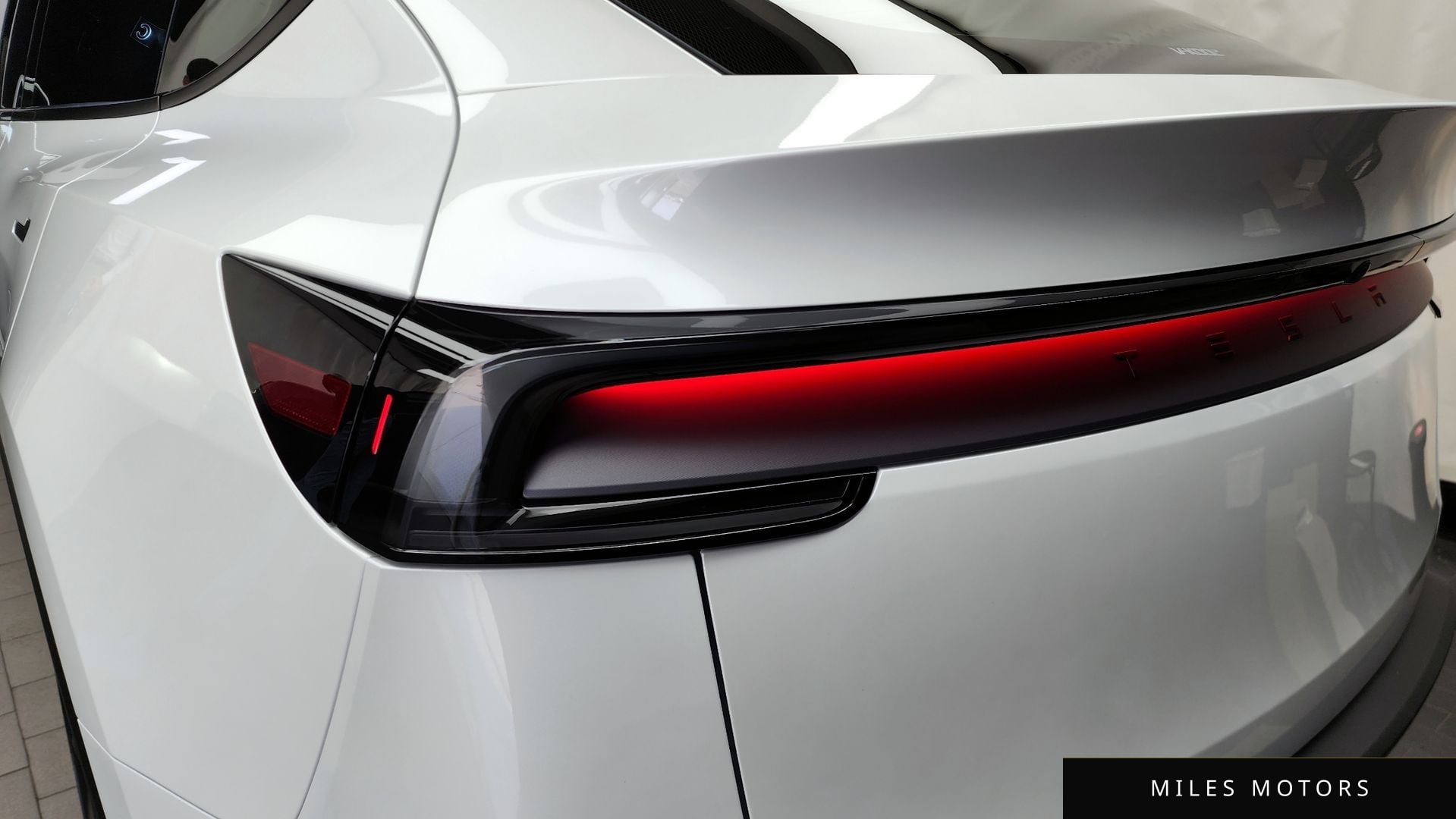 Tesla Model Y 2025 — миниатюра 9