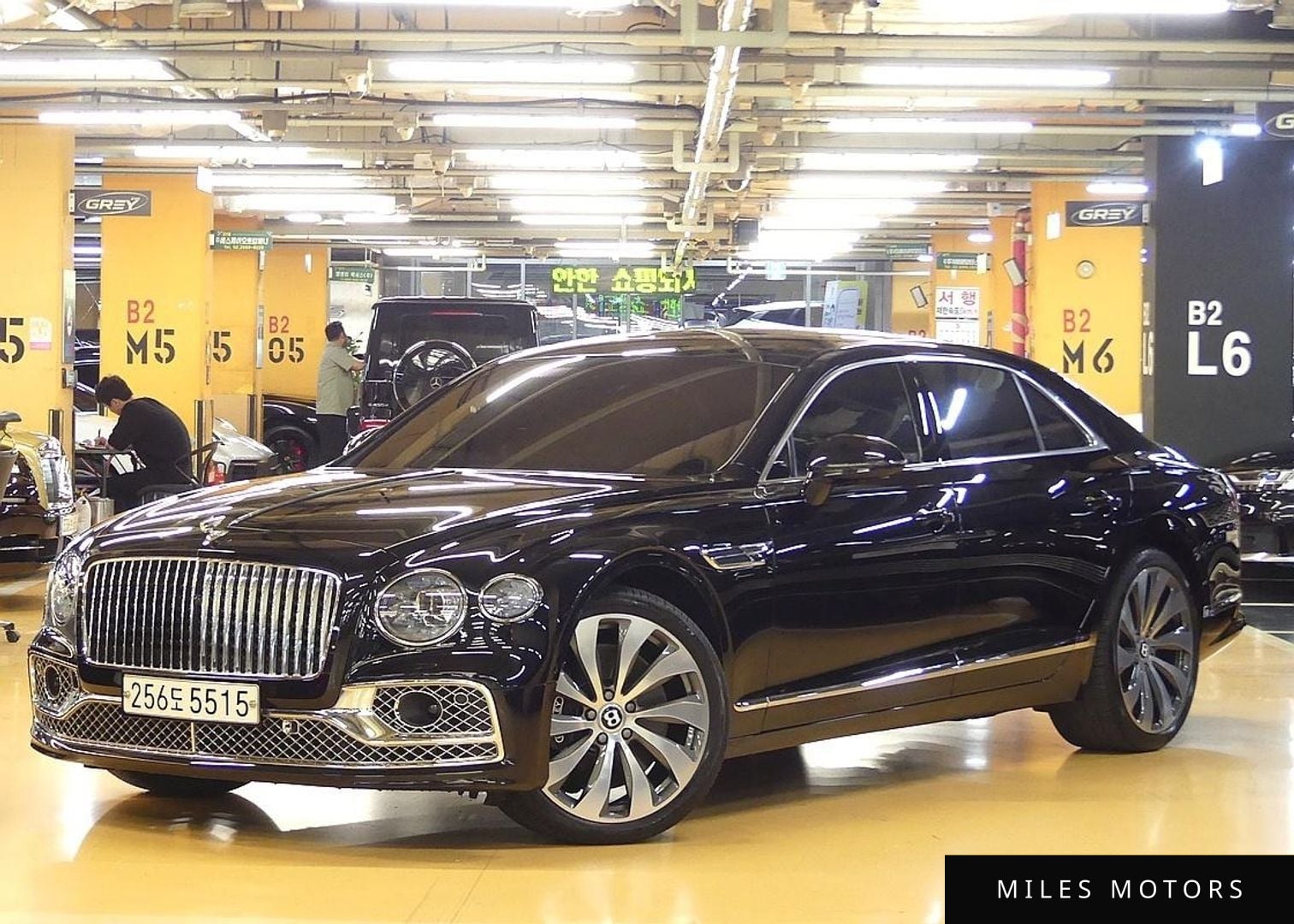 Bentley Flying Spur 2022 — миниатюра 2