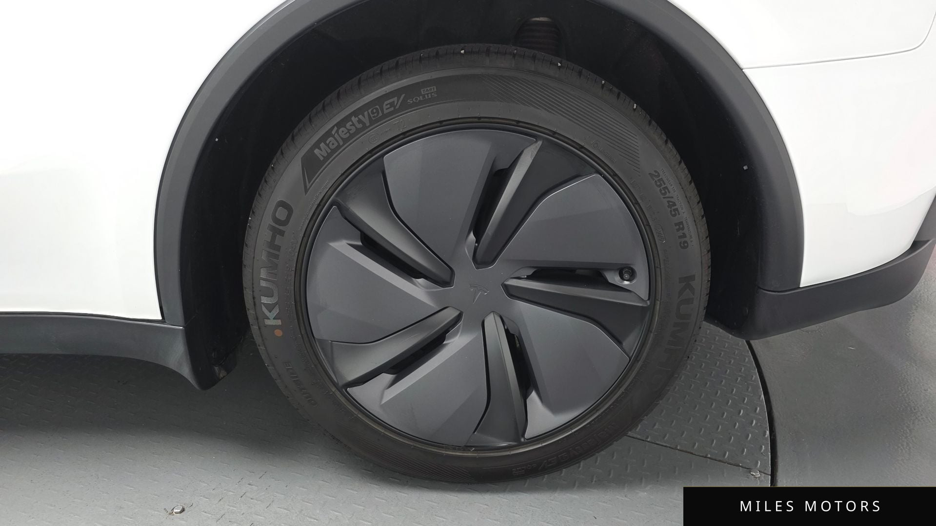 Tesla Model Y 2025 — миниатюра 6
