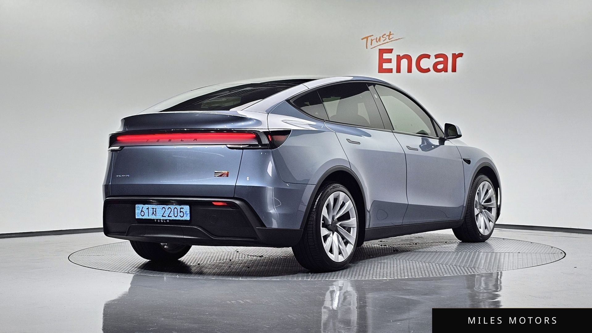 Tesla Model Y 2025 — фото 1 из 12