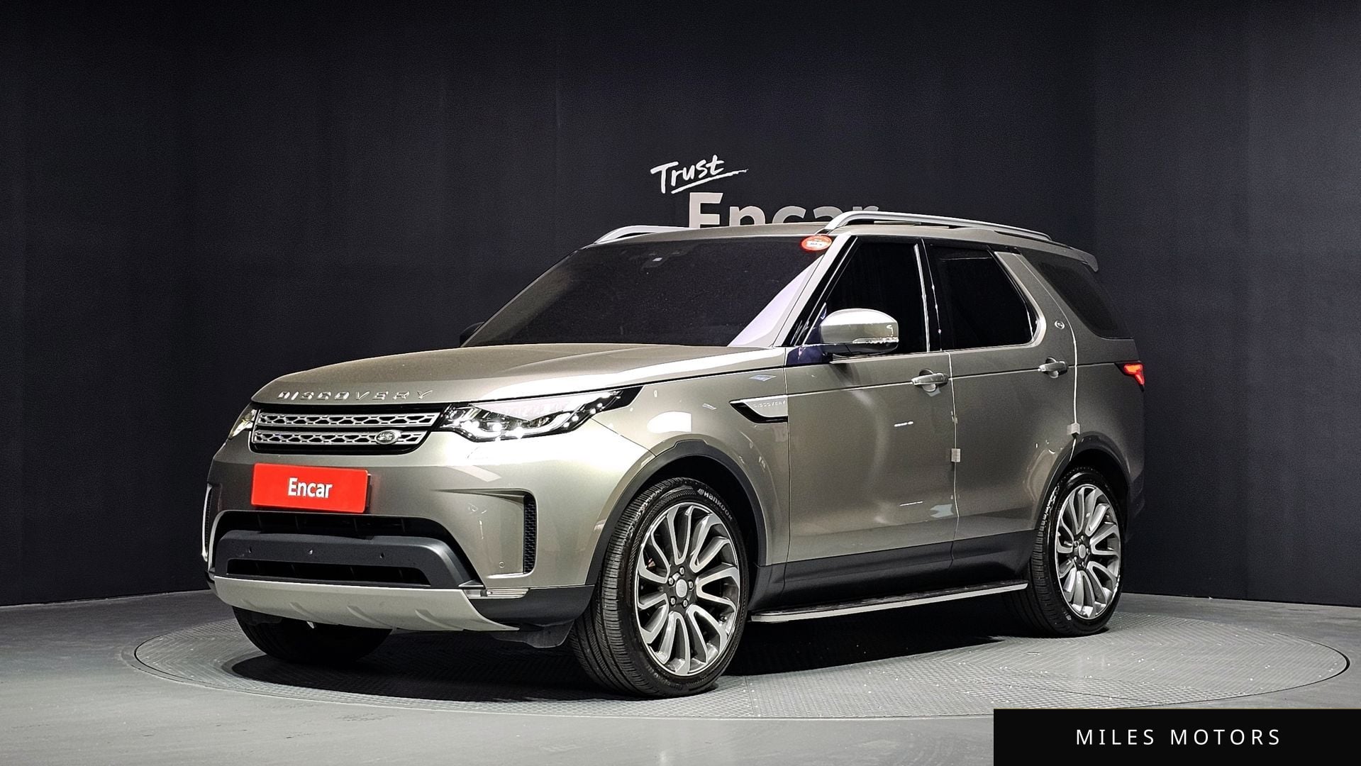 Land Rover Discovery 2017 — фото 1 из 12