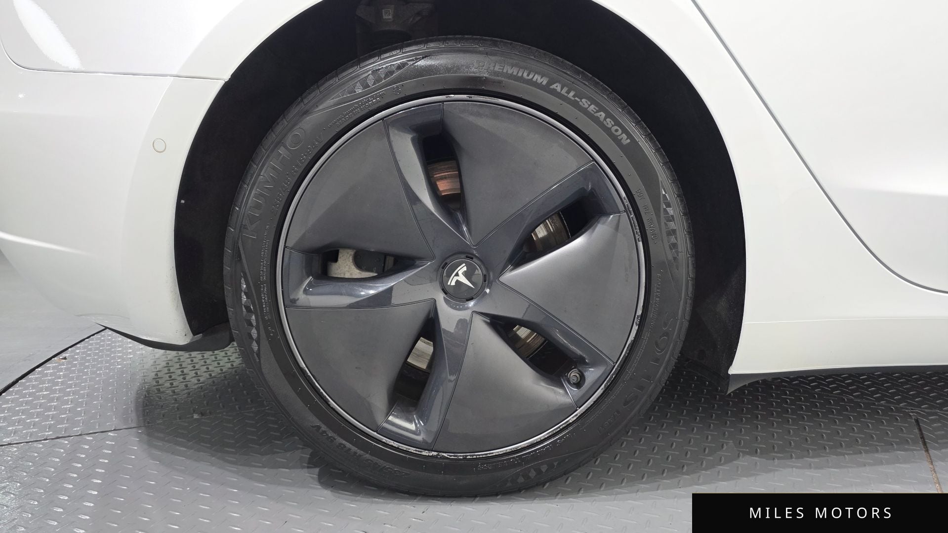 Tesla Model 3 2020 — миниатюра 5