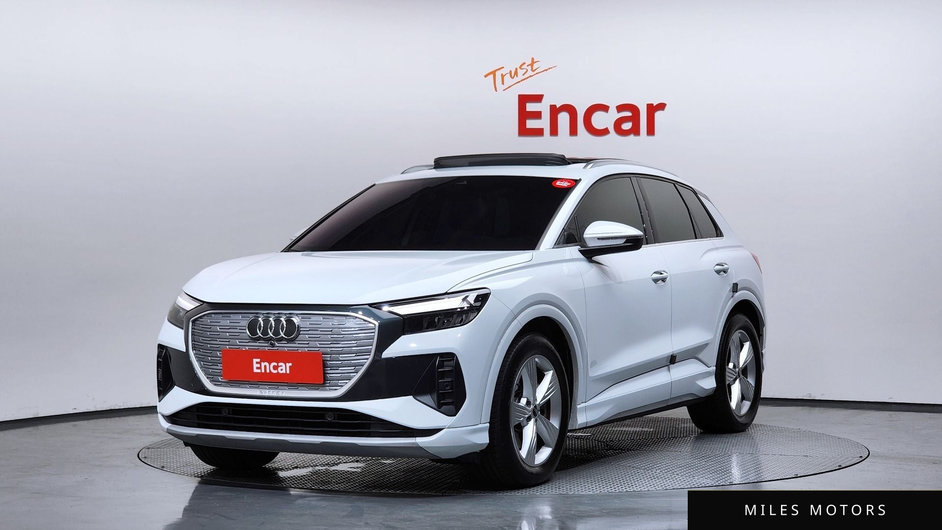 Audi Q4 e-tron 2023 — фото 1 из 12
