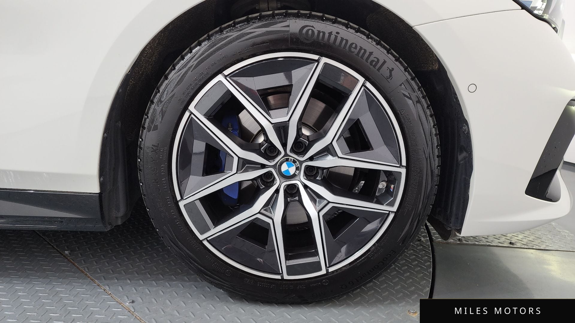 BMW 5 Series (G60) 2025 — миниатюра 7
